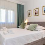 Slide Chambre avec un lit double et douillet, confortable pour un couple aux Maisonnettes Sveta Ana Lodges en Croatie