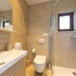 Slide Salle de douche avec mobilier moderne et épuré dans les Maisonnettes Sveta Ana Lodges