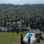 Slide Prise aérienne de votre location aux Maisonnettes Sveta Ana Lodges en Croatie proche de la côte