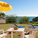 Slide Terrasse avec mobilier de jardin depuis le rez-de-chaussée de la résidence Do Parque à Olhos d'Agua