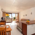 Slide Intérieur d'un appartement de la résidence Do Parque situé au rez-de-chaussée avec salon ouvert sur la terrasse