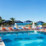 Slide Swimming pool with sun loungers and deckchairs overlooking the sea at the Do Parque residence in Olhos d’Água