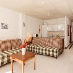 Slide Open-plan kitchen opening onto the living room in one of the apartments at the Do Parque residence in Olhos d’Água