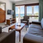 Slide Bright living room opening onto a balcony in the superior apartments of the Do Parque residence in Olhos d’Água