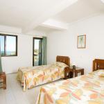 Slide Bedroom with twin beds in the apartments of the Do Parque residence in Olhos d’Água