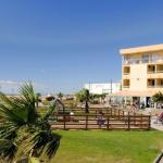 Slide Façade extérieure la résidence Neptune avec accès direct à la plage