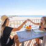 Slide Balcon d’un studio avec salon de jardin et vue mer de la résidence Neptune