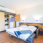 Slide Intérieur d’un studio de la résidence Neptune avec kitchenette et canapé-lit