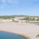 Slide Vue aérienne sur la résidence avec la plage en premier plan en Occitanie