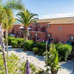 Slide Intérieur d’un studiVue d’ensemble de la résidence Antinéa composée de studios avec terrasse ou balcon privatif à Argelès-sur-Mero pour 2 à 4 personnes avec canapé-lit au sein de la résidence Antinea à Argelès-sur-Mer