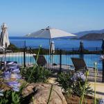 Slide Piscine extérieure avec vue mer depuis le camping Lacasa à Calcatoggio en Corse