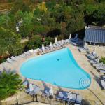 Slide Piscine à débordement en forme de coeur avec chaises longues et parasols et vue sur la mer au camping Lacasa à Calcatoggio