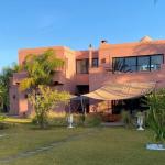 Slide Villa Dar Dream au Maroc avec façade ocre et jardin