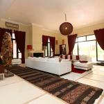 Slide Un des salons de la villa Dar Dream au Maroc avec grands canapés