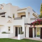 Slide Appartements construits en pierre blanche et fleuris au Balaia Golf Village en Algarve