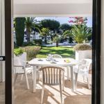 Slide Espace extérieur privatif avec terrasse aménagée dans les logements supérieurs du Balaia Golf Village