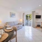 Slide Espace salon avec coin repas canapé et ouverture sur un extérieur privatif dans les logements supérieurs du Balaia Golf Village