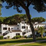 Slide Logements au Balaia Golf Village encerclés de jardins verdoyants