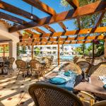 Slide Restaurant en bord de piscine ombragé au Balaia Golf Village