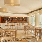 Slide Espace restauration intérieur proche de la piscine au Balaia Golf Village