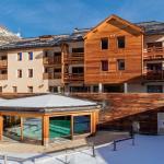Slide Résidence les Balcons du Viso sous la neige avec piscine intérieure