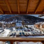 Slide Vue depuis un appartement de la résidence les balcons de viso sur les montagnes enneigées