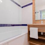 Slide Salle de bain avec baignoire dans un logement du parc des airelles