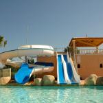 Slide Grande piscine avec toboggans le clos des oliviers