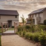 Slide Vacances nature au Domaine Golden Lakes Village dans des villas pour accueillir toute la famille