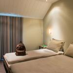 Slide Second bedroom with twin beds at Golden Lakes Village Estate