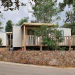 Slide Bermudes mobile home with shaded outdoor terrace at Camping Lacasa in Calcatoggio