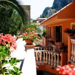 Slide Exterior of the Baia d’Oro residence in Sicily with flowers