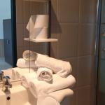 Slide Salle de douche avec linge de toilette dans un hébergement à la Ciotat
