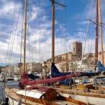 Slide The harbor of La Ciotat, with boats close to Résidence Le Saint Estève