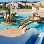 Slide Piscine extérieure avec toboggans deux pistes dans la résidence le clos des oliviers
