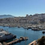 Slide Marseille’s Old Port with views of Notre-Dame de la Garde, the perfect destination to enjoy during your stay at the Nemo apartment in Marseille.