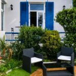 Slide Shared garden and terrace with outdoor furniture at Maison La Folie