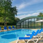 Slide Piscine extérieure couverte avec transat au village club La Ferté-Imbault