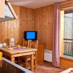Slide Les Chalets du Berger sejour avec salon et petite cuisine ouverte equipee et tv