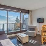 Slide Salon avec fauteuil lit et coin repas dans les appartements Les Terrasses de Veret à Flaine