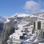 Slide Vue sur les montagnes enneigées depuis les balcons des appartements des Terrasses de Veret à Flaine