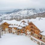 Slide Aerial view of Le Parc des Airelles residence covered in snow