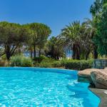 Slide Piscine extérieure chauffée de la résidence Paese Serenu en Corse