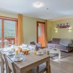 Slide Salle à manger ouverte sur un balcon avec vue sur les monts dans les appartements Les Epinettes à Vaujany