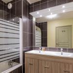 Slide Salle de bains avec baignoire, miroir et vasque dans les appartements Epinettes à Vaujany
