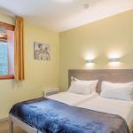 Slide Main bedroom with either a double bed or two single beds in the apartments at Les Épinettes Residence in Vaujany