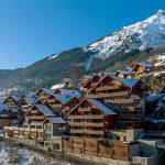 Slide Les Épinettes Residence in Vaujany, nestled on the mountainside and close to the ski lifts