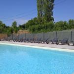 Slide Piscine extérieure chauffée avec transats au domaine de lambon