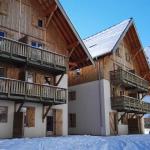 Slide Appartements répartis dans des chalets en bois traditionnels aux Fermes de Saint-Sorlin