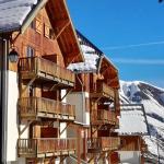 Slide Résidence Les Fermes de Saint-Sorlin skis aux pieds avec vue sur les montagnes